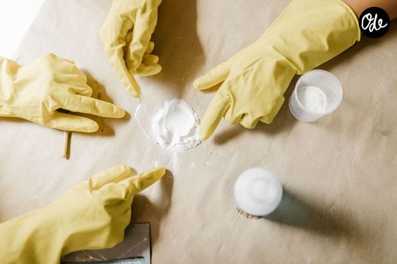 Le bicarbonate permet de neutraliser certaines odeurs plutôt que de les masquer avec un parfum. Il peut aussi absorber une petite quantité d'humidité.

Pexels