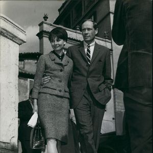 3 mars 1964 - L'actrice américaine Audrey Hepburn est arrivée ce matin à Rome en compagnie de son mari, l'acteur Mel Ferrer. La charmante actrice sera reçue demain au Quirinal par le président Segni lors d'une audience réunissant la présidence du prix « David di Donatello » et les acteurs ayant remporté ce prix, l'un des plus prestigieux d'Italie. La photo montre Audrey Hepburn et Mel Ferrer sur la place d'Espagne, tendrement enlacés et heureux.  (Crédit photo : ? Keystone Press Agency/ZUMA Press Wire)