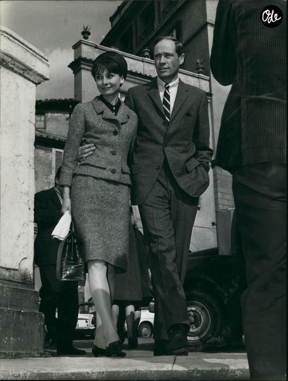 3 mars 1964 - L'actrice américaine Audrey Hepburn est arrivée ce matin à Rome en compagnie de son mari, l'acteur Mel Ferrer. La charmante actrice sera reçue demain au Quirinal par le président Segni lors d'une audience réunissant la présidence du prix « David di Donatello » et les acteurs ayant remporté ce prix, l'un des plus prestigieux d'Italie. La photo montre Audrey Hepburn et Mel Ferrer sur la place d'Espagne, tendrement enlacés et heureux.  (Crédit photo : ? Keystone Press Agency/ZUMA Press Wire)