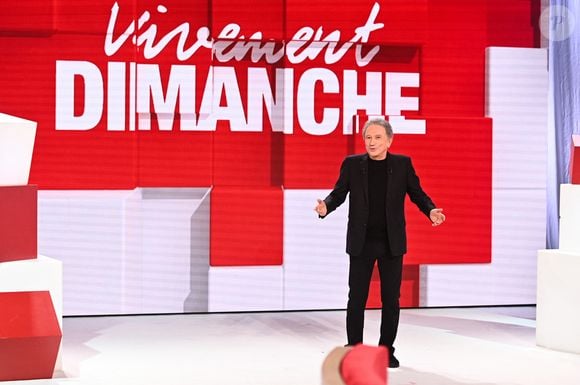 Il aurait contracté une "mauvaise angine", ce qui l'a contraint à annuler à la dernière minute un numéro de Vivement dimanche

Exclusif - Michel Drucker - Enregistrement de l'émission Vivement dimanche, diffusée sur France 3 le 17 novembre 2024. 
© Guillaume Gaffiot / Bestimage