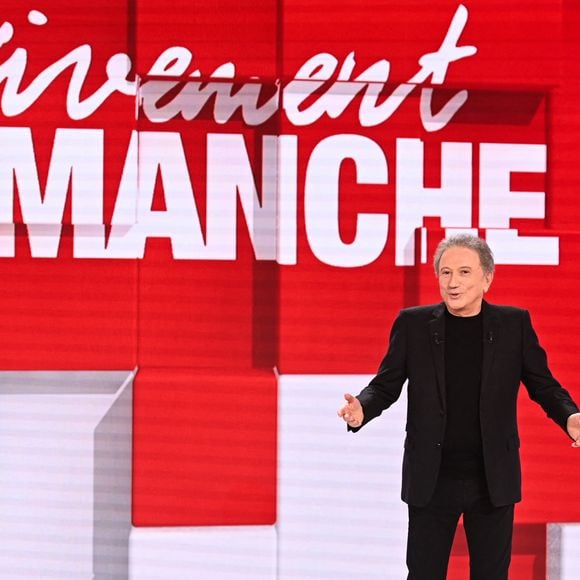 Il aurait contracté une "mauvaise angine", ce qui l'a contraint à annuler à la dernière minute un numéro de Vivement dimanche

Exclusif - Michel Drucker - Enregistrement de l'émission Vivement dimanche, diffusée sur France 3 le 17 novembre 2024. 
© Guillaume Gaffiot / Bestimage
