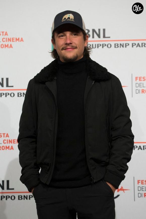 Nekfeu avait commencé sa randonnée deux jours auparavant.

Nekfeu participe à la séance photo du film « Tout nous sépare » lors du 12e Festival du film de Rome, à l'Auditorium Parco della Musica, le 27 octobre 2017 à Rome, en Italie. Photo : Alessia Paradisi/ABACAPRESS.COM