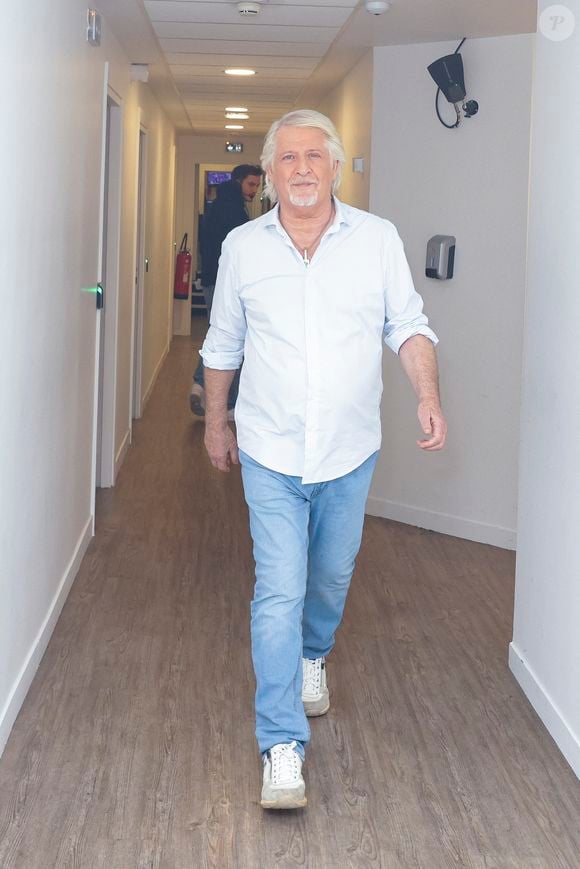 Exclusif - Patrick Sebastien en backstage de l’émission TPMP, le 19 décembre 2023. 

Photo : Jack Tribeca / Bestimage
