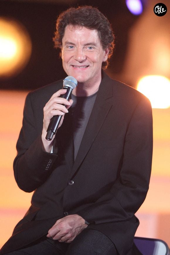 En effet, en 2024, la comédienne césarisée Agnès Jaoui est venue enregistrer un album avec Baboo Music. Francis Cabrel en a profité pour signer un duo avec elle... 

Francis Cabrel lors de l'enregistrement de l'émission "Tenue de soirée", le 17 mai 2008 à Avignon, en France. © Max Colin/Abaca
