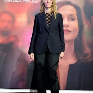 Sandrine Kiberlain au photocall de la cérémonie de remise du prix lumière de la 16ème édition du Festival Lumière à l'Amphithéâtre - Centre de Congrès à Lyon, France, le 18 octobre 2024. © Dominique Jacovides/Bestimage