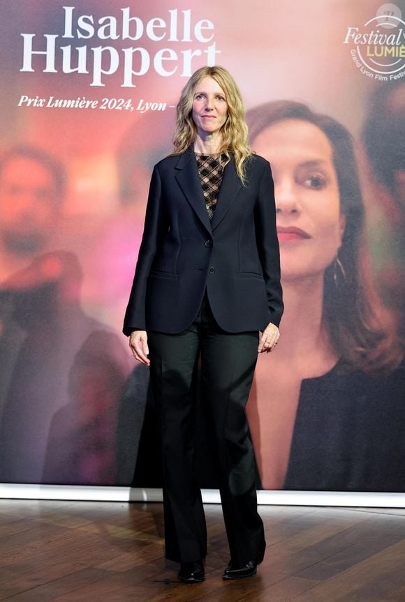 Sandrine Kiberlain au photocall de la cérémonie de remise du prix lumière de la 16ème édition du Festival Lumière à l'Amphithéâtre - Centre de Congrès à Lyon, France, le 18 octobre 2024. © Dominique Jacovides/Bestimage