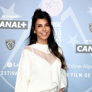 Mais le secret le plus farfelu de ce triplex se cache directement dans les murs. La réalisatrice avoue y avoir dissimulé des DVD de ses propres longs-métrages. 

Reem Kherici - Tapis rouge lors du 29ème Festival International du Film de Comédie de l'Alpe d'Huez le 22 Janvier 2026. © Dominique Jacovides/Bestimage