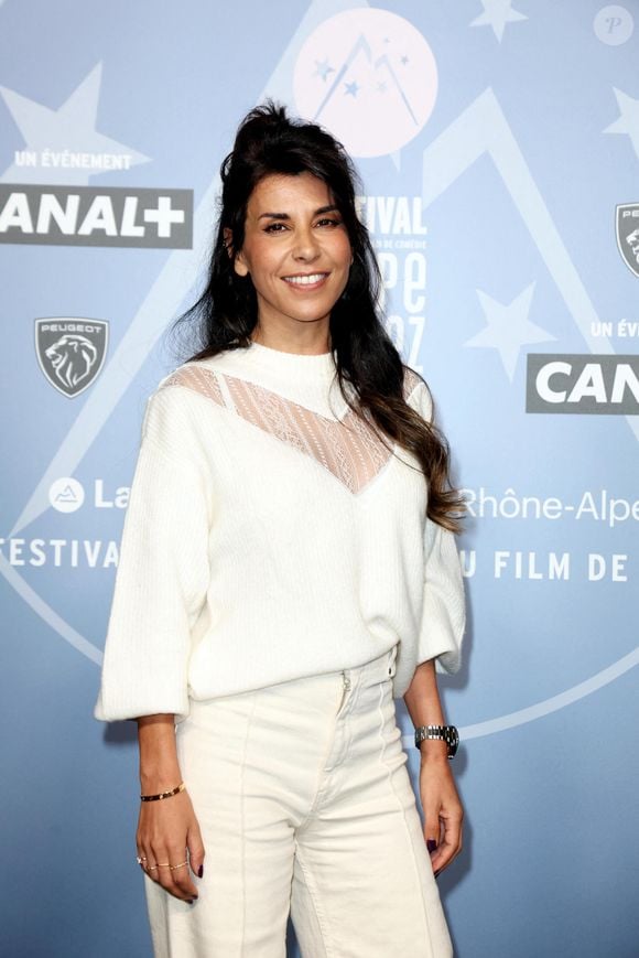 Mais le secret le plus farfelu de ce triplex se cache directement dans les murs. La réalisatrice avoue y avoir dissimulé des DVD de ses propres longs-métrages. 

Reem Kherici - Tapis rouge lors du 29ème Festival International du Film de Comédie de l'Alpe d'Huez le 22 Janvier 2026. © Dominique Jacovides/Bestimage