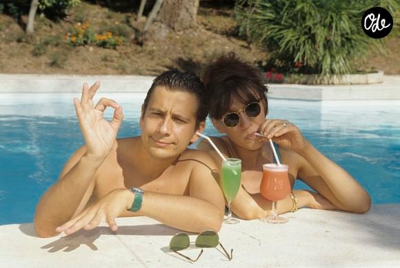 Archives - En France, à Saint-Tropez, Laurent Gerra et Virginie Lemoine en vacances au Mas de Chastelas, dans la piscine le 10 août 1995.