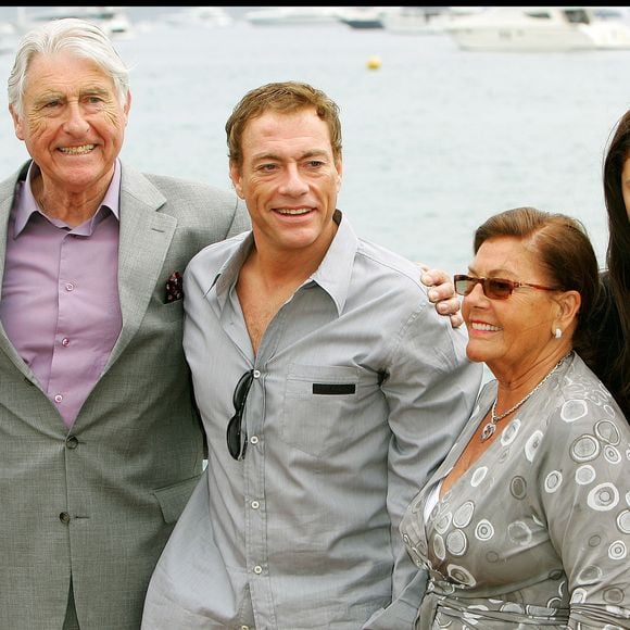 Jean-Claude Van Damme avec ses parents Eliane et Eugène, sa femme Gladys et ses enfants Bianca et Kristopher - 61ème festival de Cannes 2008 - Photocall du film JCVD.