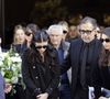 La jeune femme de 21 ans n'a pas pu contenir sa tristesse, mais a pu compter sur le soutien de son père Steven Chasman et sa grande soeur Shana. 

Cylia Chasman et sa soeur Shana Chasman, les filles de la défunte, et leur père, Steven Chasman, l'ex-mari de N.Farès - Sortie des obsèques de Nadia Farès en l'église Saint-Jean-de-Montmartre à Paris, le 24 avril 2026. N.Farès est décédée le 17 avril 2026 quelques jours après un "incident cardiaque" survenu le 12 avril 2026 dans la piscine du complexe sportif, Blanche (9ème).