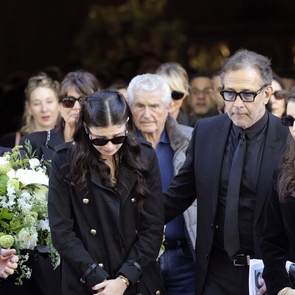 La jeune femme de 21 ans n'a pas pu contenir sa tristesse, mais a pu compter sur le soutien de son père Steven Chasman et sa grande soeur Shana. 

Cylia Chasman et sa soeur Shana Chasman, les filles de la défunte, et leur père, Steven Chasman, l'ex-mari de N.Farès - Sortie des obsèques de Nadia Farès en l'église Saint-Jean-de-Montmartre à Paris, le 24 avril 2026. N.Farès est décédée le 17 avril 2026 quelques jours après un "incident cardiaque" survenu le 12 avril 2026 dans la piscine du complexe sportif, Blanche (9ème).