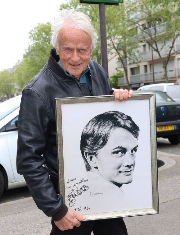 Interrogé au micro d'Europe 1 ce lundi 26 janvier, il a déclaré : 

Le chanteur Dave avec le portrait de Claude François - Michel Bourdais, auteur d'un portrait dessiné de Claude François, pose avec son oeuvre sur la place Claude François à Paris le 15 avril 2024.

© Coadic Guirec / Bestimage