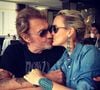 Musiciens, anciens collaborateurs, membres de la famille et figures du cercle intime étaient là, dans une ambiance à la fois chaleureuse et nostalgique. 

Laeticia et Johnny Hallyday sur Instagram le 1er juillet 2013.