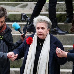 Françoise Laborde, la soeur de la défunte, et sa nièce Gabrièle Laborde, la fille de la C.Laborde - Arrivées aux obsèques de C.Laborde en l’église Saint-Roch à Paris, le 6 février 2025. Décédée le 28 janvier 2025 à l'âge de 73 ans, l'ancienne présentatrice météo de TF1 (1988 - 2017) était atteinte de la maladie neurodégénérative à corps de Lewy. 
© Jacovides - Moreau / Bestimage