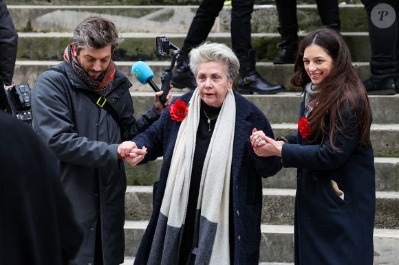 Françoise Laborde, la soeur de la défunte, et sa nièce Gabrièle Laborde, la fille de la C.Laborde - Arrivées aux obsèques de C.Laborde en l’église Saint-Roch à Paris, le 6 février 2025. Décédée le 28 janvier 2025 à l'âge de 73 ans, l'ancienne présentatrice météo de TF1 (1988 - 2017) était atteinte de la maladie neurodégénérative à corps de Lewy. 
© Jacovides - Moreau / Bestimage