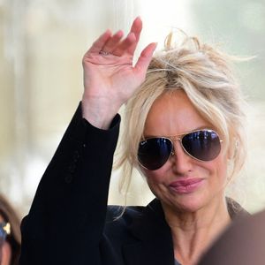 Adriana Karembeu quittant l'hôtel Martinez pendant le Festival de Cannes le 15 mai 2025. © Romain Doucelin / Bestimage