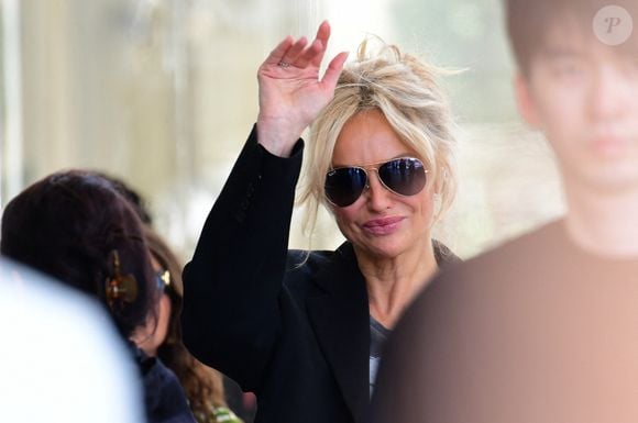 Adriana Karembeu quittant l'hôtel Martinez pendant le Festival de Cannes le 15 mai 2025. © Romain Doucelin / Bestimage