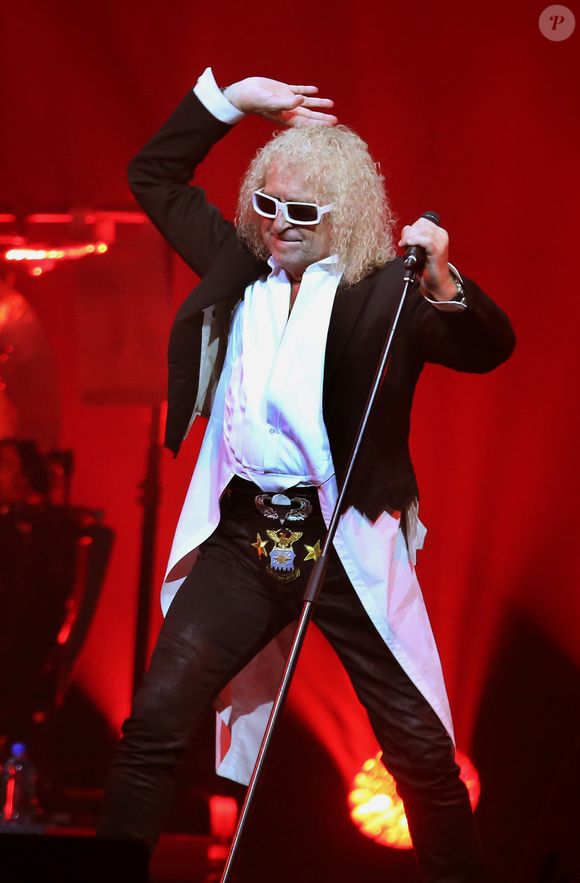 Exclusif - Michel Polnareff lors de son concert à la patinoire de Mériadeck à Bordeaux, France, le 30 novembre 2016. Michel Polnareff a été admis en urgence samedi 3 décembre à l'hôpital américain de Neuilly-sur-Seine. Se déclarant "dans un état d'épuisement total", il a été contraint d'annuler les deux derniers concert de sa tournée 2016 à Paris et à Nantes. Le Vendredi 2 décembre, deux heures avant de monter sur scène, Michel Polnareff, souffrant d'une insuffisance respiratoire, a annulé son concert-événement à la salle Pleyel de Paris. © Patrick Bernard-Quentin Salinier/Bestimage