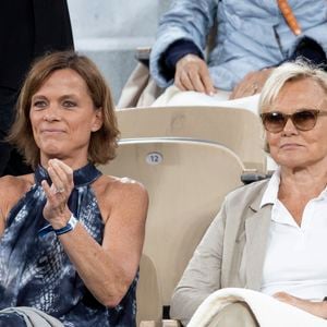 Muriel Robin et sa femme Anne Le Nen dans les tribunes lors des Internationaux de France de Tennis de Roland Garros 2025, à Paris, France, le 4 juin 2025. © Jacovides-Moreau/Bestimage