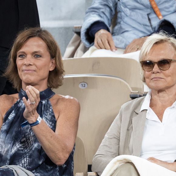 Muriel Robin et sa femme Anne Le Nen dans les tribunes lors des Internationaux de France de Tennis de Roland Garros 2025, à Paris, France, le 4 juin 2025. © Jacovides-Moreau/Bestimage