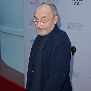 Il bénéficie aujourd’hui d’une assistance médicale permanente, notamment d’une infirmière à domicile.

Phil Collins au photocall de la soirée de gala "Dreaming on the Beach" à Miami. Photo par Backgrid USA / Bestimage