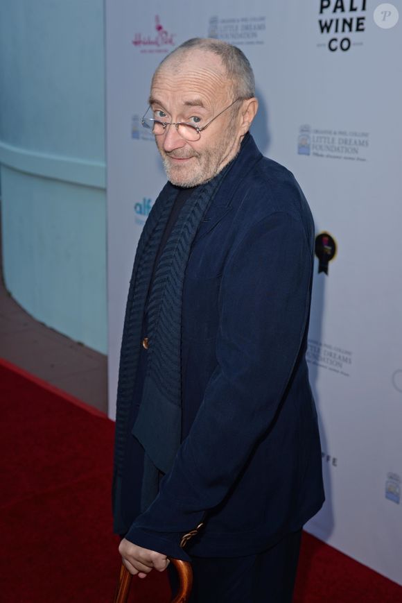 Il bénéficie aujourd’hui d’une assistance médicale permanente, notamment d’une infirmière à domicile.

Phil Collins au photocall de la soirée de gala "Dreaming on the Beach" à Miami. Photo par Backgrid USA / Bestimage