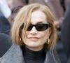 Lolita Chammah a privilégié une silhouette noire, complétée par des accessoires sombres et des détails dorés.

Isabelle Huppert aux arrivées au défilé Balenciaga Collection Femme Prêt-à-Porter Printemps/Eté 2027 lors de la Fashion Week de Paris (PFW) au Tennis Club de Paris, France, le 1er octobre 2026. © Christophe Aubert/Bestimage