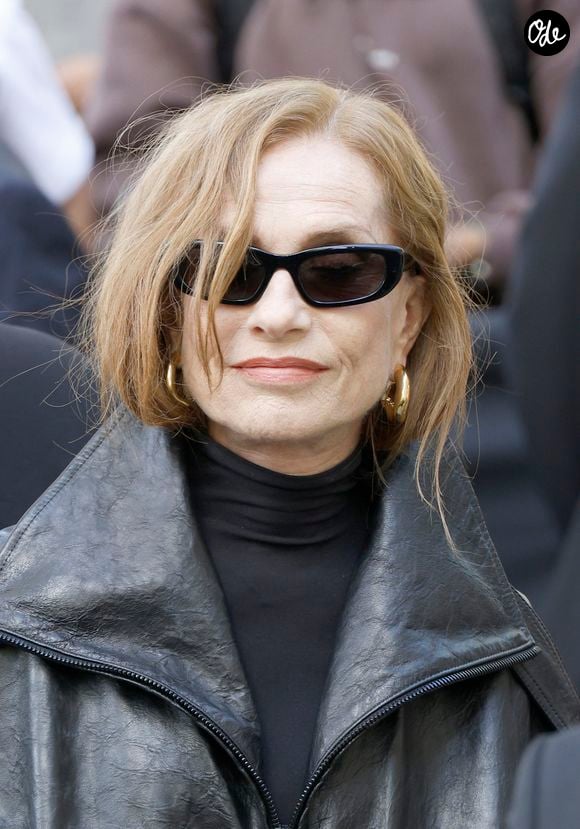 Lolita Chammah a privilégié une silhouette noire, complétée par des accessoires sombres et des détails dorés.

Isabelle Huppert aux arrivées au défilé Balenciaga Collection Femme Prêt-à-Porter Printemps/Eté 2027 lors de la Fashion Week de Paris (PFW) au Tennis Club de Paris, France, le 1er octobre 2026. © Christophe Aubert/Bestimage