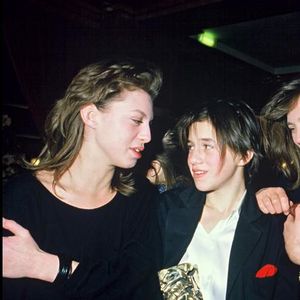 Des mots puissants de la part du fils de la regrettée Kate Barry. 

Serge Gainsbourg, Jane Birkin et Kate Barry félicitant Charlotte Gainsbourg aux César en 1986