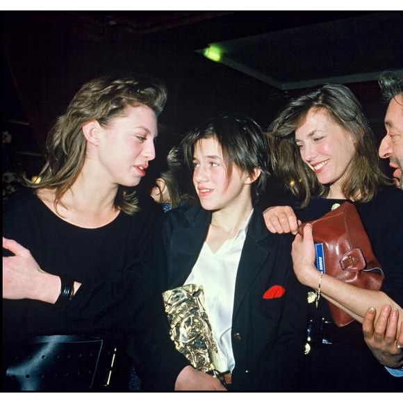 Des mots puissants de la part du fils de la regrettée Kate Barry. 

Serge Gainsbourg, Jane Birkin et Kate Barry félicitant Charlotte Gainsbourg aux César en 1986