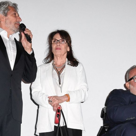 Et toujours soutenu par ses ses anciens complice des Nuls !

Alain Chabat, Chantal Lauby, Dominique Farrugia célébrant les 25 ans de la comédie française La Cite De La Peur au Cinéma de la Plage lors du 72e Festival de Cannes à Cannes, France, le 16 mai 2019. Photo by Julien Reynaud/APS-Medias/ABACAPRESS.COM