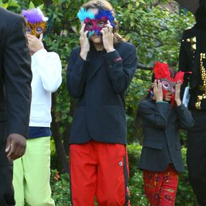 ... prenait la même disposition avec ses enfants, Paris, Prince et Blanket.

Michael Jackson, et ses trois enfants, Paris, Prince, et Prince Michael ont eu une réunion de famille à l'hôtel Four Seasons avec les parents de Michael Jackson, Joseph et Katherine Jackson. Los Angeles, CA, USA le 15 mai 2009. Photo de GSI/ABACAPRESS.COM