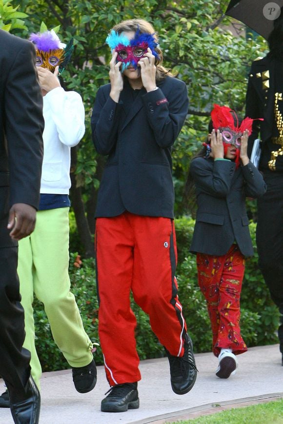 ... prenait la même disposition avec ses enfants, Paris, Prince et Blanket.

Michael Jackson, et ses trois enfants, Paris, Prince, et Prince Michael ont eu une réunion de famille à l'hôtel Four Seasons avec les parents de Michael Jackson, Joseph et Katherine Jackson. Los Angeles, CA, USA le 15 mai 2009. Photo de GSI/ABACAPRESS.COM
