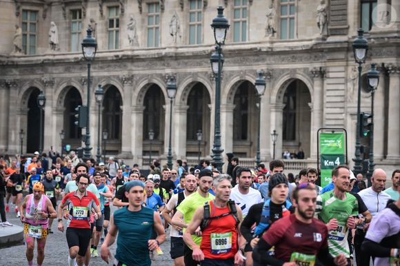 Des coureurs participent au Marathon de Paris 2025 à Paris le 13 avril 2025. Photo by Firas Abdullah/ABACAPRESS.COM