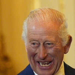 Le roi Charles III regarde les objets exposés lors d'une visite de l'exposition Royal Collection, dans le Green Drawing Room du château de Windsor, Berkshire, le premier jour de la deuxième visite d'État du président américain Donald Trump au Royaume-Uni. © Chown Aaron/PA Photos/ABACA