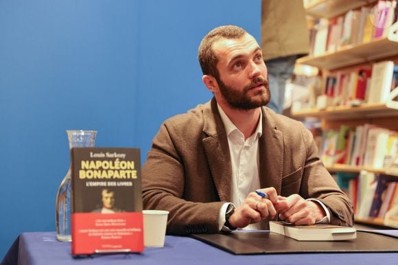 Elle a beaucoup d'écart avec ses grands demi-frères Jean (1985), Pierre (1986) et Louis (1997), les fils de son président de papa

Exclusif - Louis Sarkozy en séances de dédicaces pour son livre "Napoléon Bonaparte - L'empire des livres" (Éditions Passés composés) à la librairie Lamartine à Paris. Sa femme Natali Husic (enceinte) et son père, Nicolas Sarkozy, étaient présents à ses côtés. Plusieurs hautes personnalités sont également venues à l'instar de Michel Barnier, Benjamin Haddad (Ministre délégué auprès du ministre de l’Europe et des Affaires étrangères, chargé de l'Europe) ou Eliot Deval (journaliste CNEWS). Paris, le 21 mai 2025.
© Sébastien Valente/Bestimage