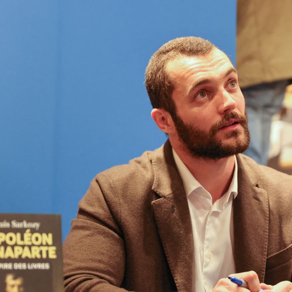 Elle a beaucoup d'écart avec ses grands demi-frères Jean (1985), Pierre (1986) et Louis (1997), les fils de son président de papa

Exclusif - Louis Sarkozy en séances de dédicaces pour son livre "Napoléon Bonaparte - L'empire des livres" (Éditions Passés composés) à la librairie Lamartine à Paris. Sa femme Natali Husic (enceinte) et son père, Nicolas Sarkozy, étaient présents à ses côtés. Plusieurs hautes personnalités sont également venues à l'instar de Michel Barnier, Benjamin Haddad (Ministre délégué auprès du ministre de l’Europe et des Affaires étrangères, chargé de l'Europe) ou Eliot Deval (journaliste CNEWS). Paris, le 21 mai 2025.
© Sébastien Valente/Bestimage