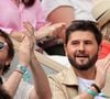 Le journaliste aurait alors fini par tomber du balcon de la maison, faisant une chute d’environ trois mètres de haut.
Christophe Beaugrand et son mari Ghislain Beaugrand-Gerin dans les tribunes lors des Internationaux de France de Tennis de Roland Garros 2025. Paris,
© Jacovides / Moreau / Bestimage