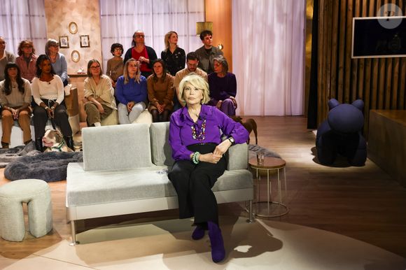 Exclusif - Amanda Lear sur plateau de l'émission "Animalement Vôtre" présentée par B.Montiel et diffusée le 4 janvier 2026 sur France 3, à Paris, France, le 3 décembre 2025. © Jack Tribeca/Bestimage