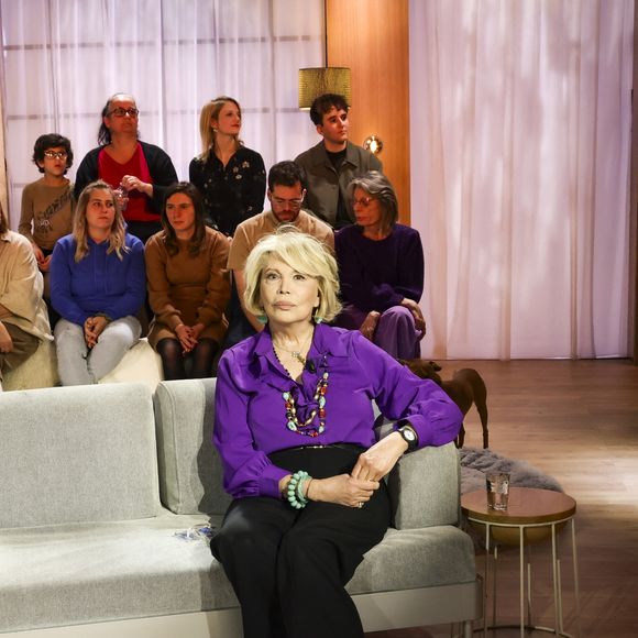 Exclusif - Amanda Lear sur plateau de l'émission "Animalement Vôtre" présentée par B.Montiel et diffusée le 4 janvier 2026 sur France 3, à Paris, France, le 3 décembre 2025. © Jack Tribeca/Bestimage