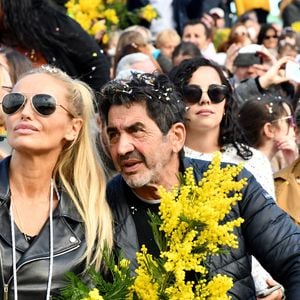 Adriana Karembeu Ohanian et son mari Aram durant la première bataille de fleurs du Carnaval de Nice 2022, Roi des Animaux, place Masséna à Nice, le 13 février 2022. © Bruno Bebert/Bestimage