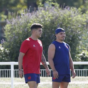 Matthieu Jalibert a lui aussi passé ses vacances dans le même pays

Matthieu Jalibert et Antoine Dupont lors de l'entrainement l'équipe de France de Rugby à Rueil Malmaison, France, le 4 septembre 2023. © Michael Baucher/Panoramique/Bestimage