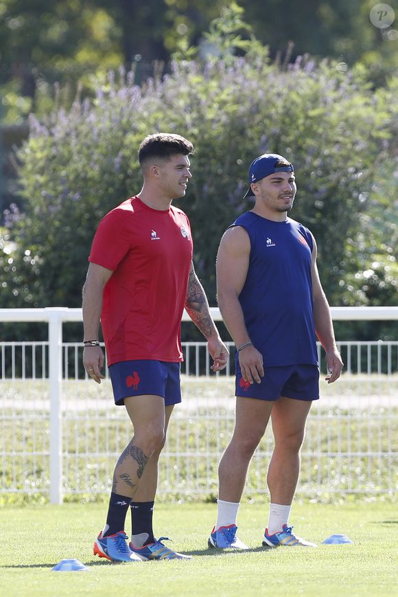 Matthieu Jalibert a lui aussi passé ses vacances dans le même pays

Matthieu Jalibert et Antoine Dupont lors de l'entrainement l'équipe de France de Rugby à Rueil Malmaison, France, le 4 septembre 2023. © Michael Baucher/Panoramique/Bestimage