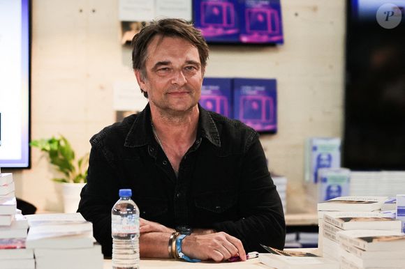 David Hallyday signe son livre au Festival du livre de Paris, au Grand Palais éphémère, le 14 avril 2024. Photo par Thibaud MORITZ/ABACAPRESS.COM