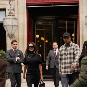 Paris, FRANCE - La légende du football David Beckham et son épouse Victoria Beckham se promènent en famille dans les rues de Paris avec leurs enfants. (Backgrid USA / Bestimage).