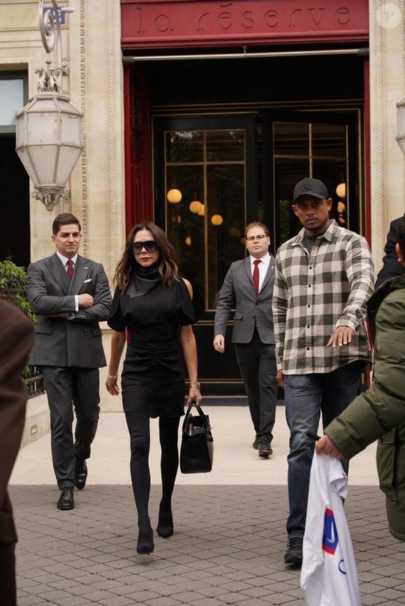 Paris, FRANCE - La légende du football David Beckham et son épouse Victoria Beckham se promènent en famille dans les rues de Paris avec leurs enfants. (Backgrid USA / Bestimage).