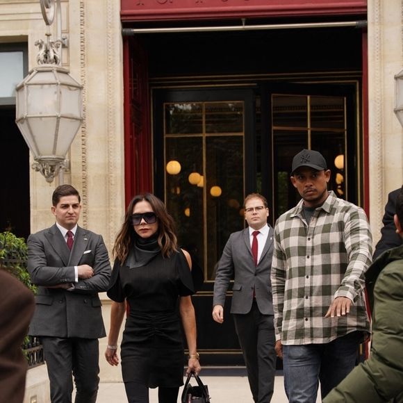 Paris, FRANCE - La légende du football David Beckham et son épouse Victoria Beckham se promènent en famille dans les rues de Paris avec leurs enfants. (Backgrid USA / Bestimage).