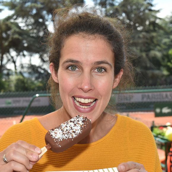 Exclusif - Clémence Castel au bar Magnum lors des Internationaux de France de Tennis de Roland Garros à Paris, le 7 juin 2018.
© Veeren/Bestimage
