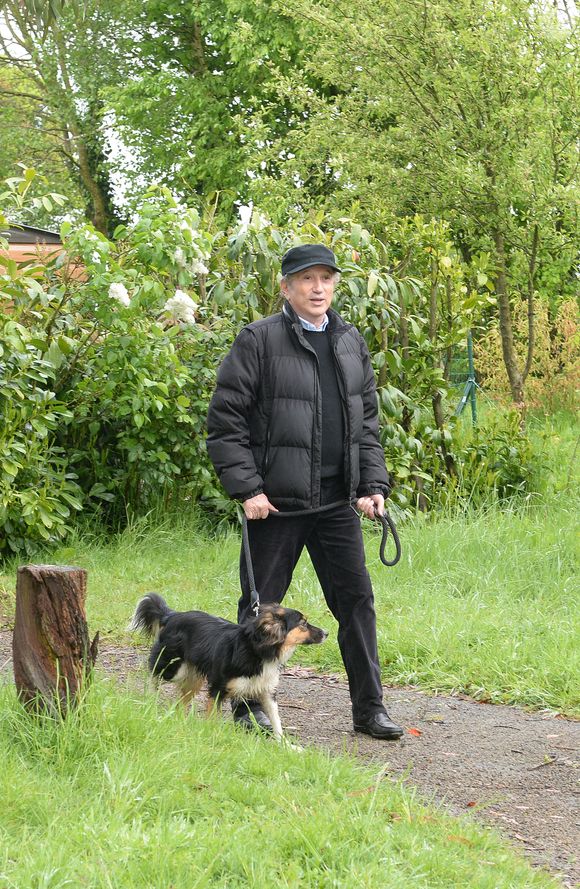 Exclusif - Michel Drucker (casquette) et sa chienne Isia - Mylène Demongeot (présidente du comité d'honneur du refuge de l'Arche de Chateau-Gontier) a reçu en exclusivité Michel Drucker (casquette) et sa femme Dany Saval au refuge de l'Arche à Château-Gontier à l'occasion du deuxième week-end de la protection animale le 1er mai 2015.